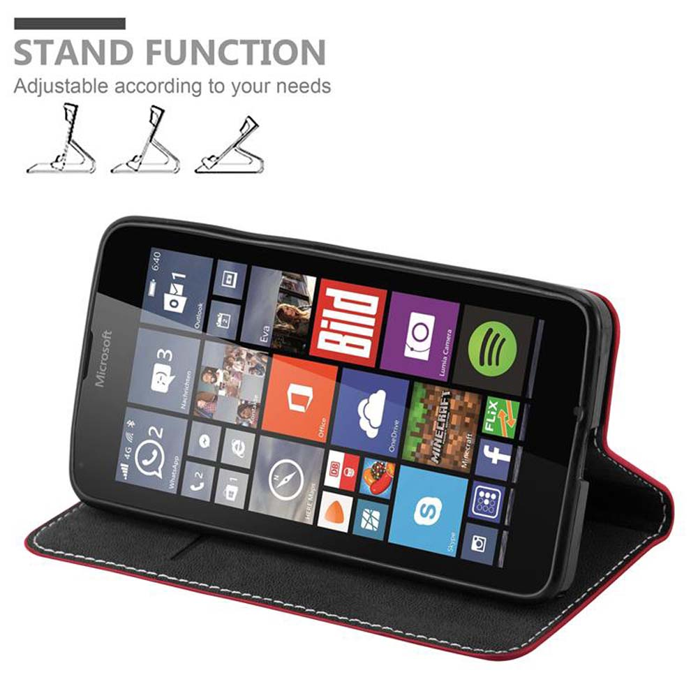 Telefono in una custodia nera, in piedi. Il telefono ha app sullo schermo, con icone della funzione stand.