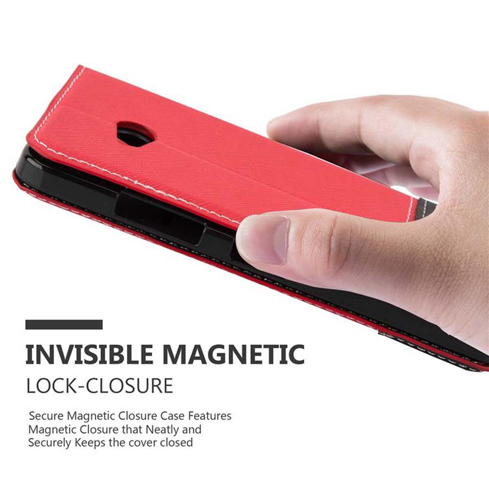 Una custodia per telefono rossa che viene tenuta. Ha una chiusura magnetica invisibile.
