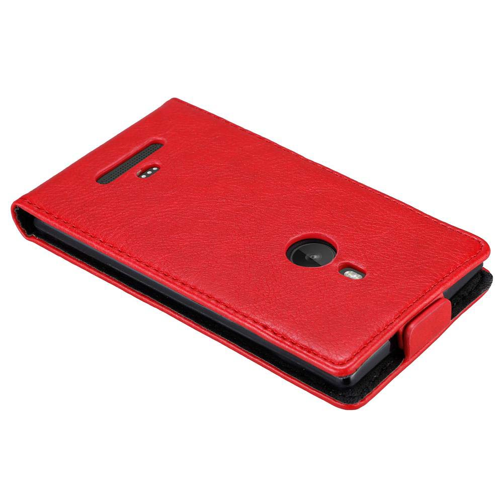 Rote Leder-Handyhülle, geschlossen. Die Hülle ist geschlossen, und das Telefon befindet sich darin. Rotes Leder.