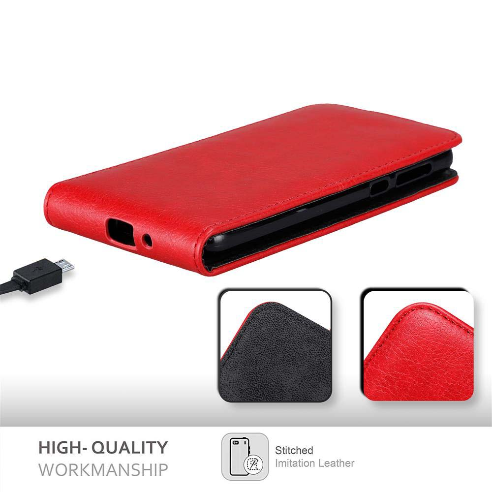 Rote Handyhülle mit Telefon, mit Micro-USB-Kabel und Nahtdetails.