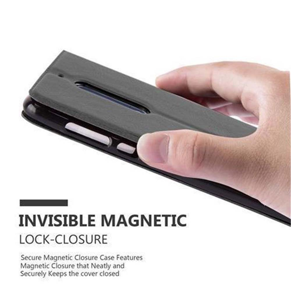 Mano che tiene una custodia per telefono. Il testo dice 'Chiusura magnetica invisibile'.