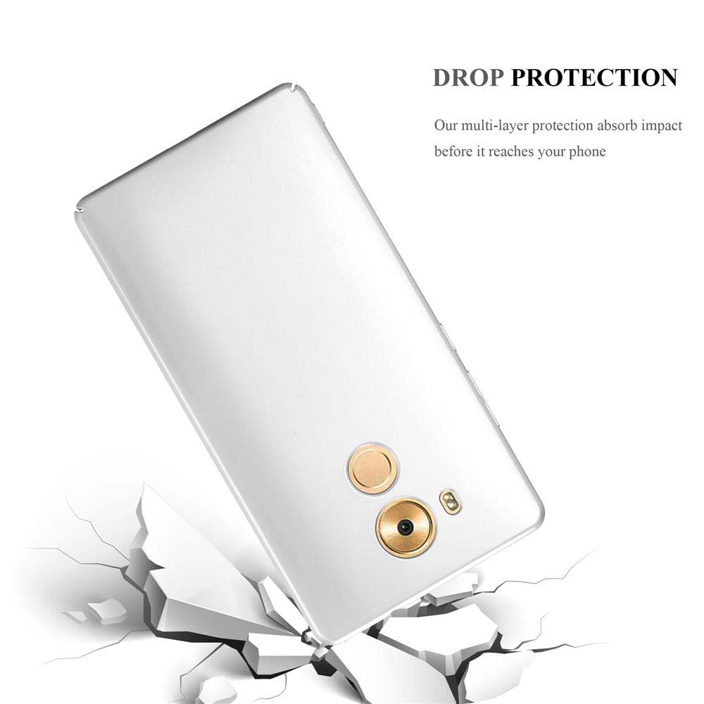 Funda de teléfono en suelo agrietado. El teléfono es blanco, con un anillo de cámara y botones dorados.