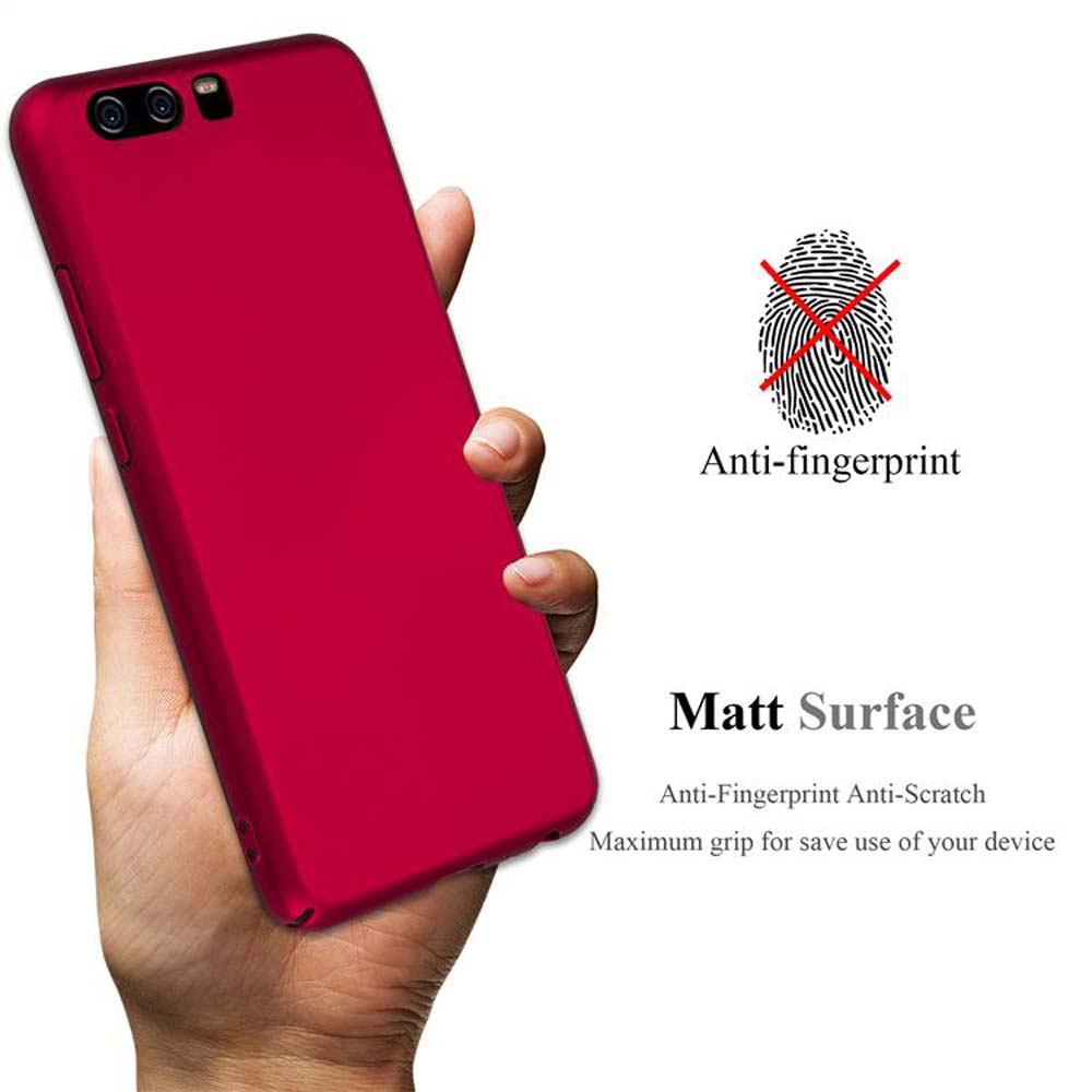 Rote Handyhülle. Hand hält Hülle mit Anti-Fingerabdruck-Etikett.