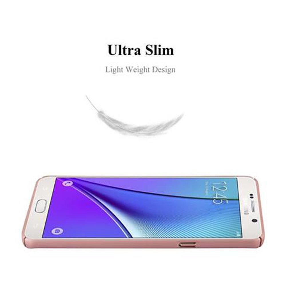 Ein Telefon mit rosa Hülle. Eine Feder schwebt darüber. Der Bildschirm zeigt die Uhrzeit.