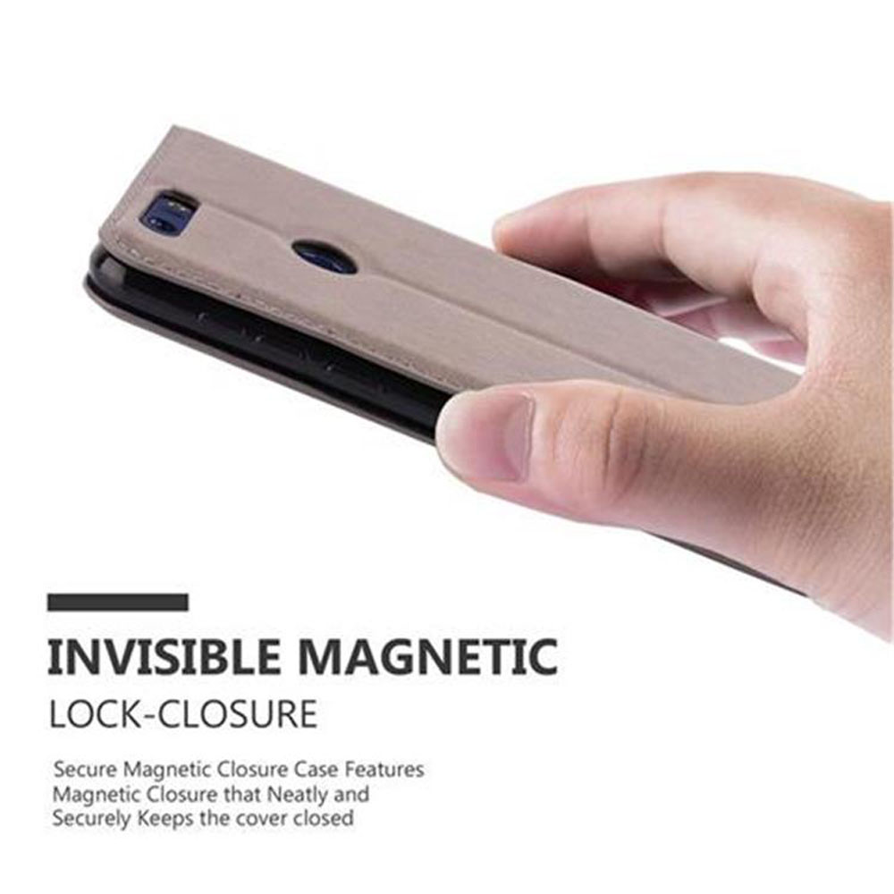 Una mano tiene aperta una custodia per telefono beige. Il testo dice: Chiusura magnetica invisibile.
