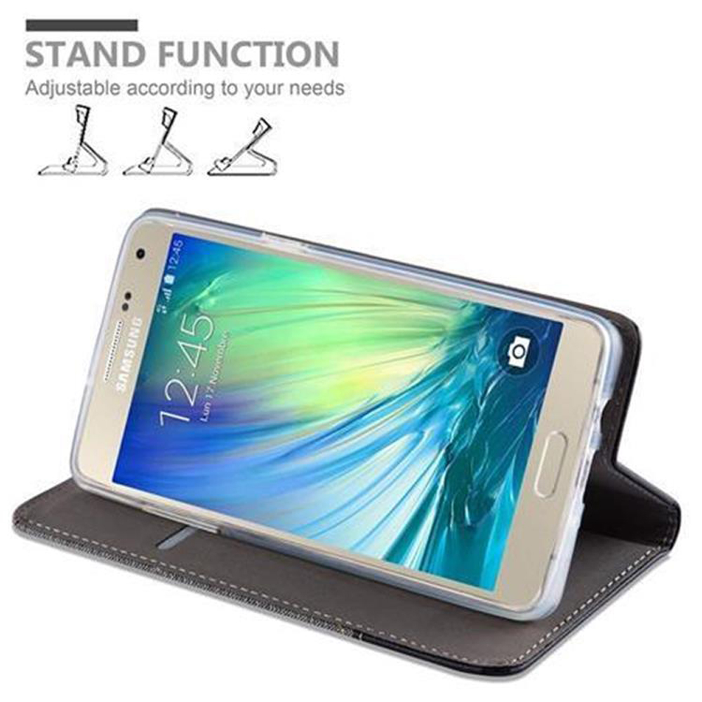 Un teléfono en una funda está en un soporte. El teléfono muestra la hora. Se muestra la función de soporte.