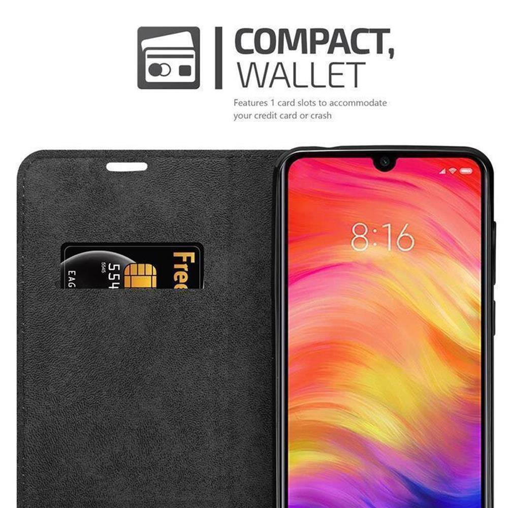 Ein Telefon in einer Brieftaschenhülle. Eine Karte befindet sich im Steckplatz. Die Hülle ist schwarz mit farbenfrohem Bildschirm.