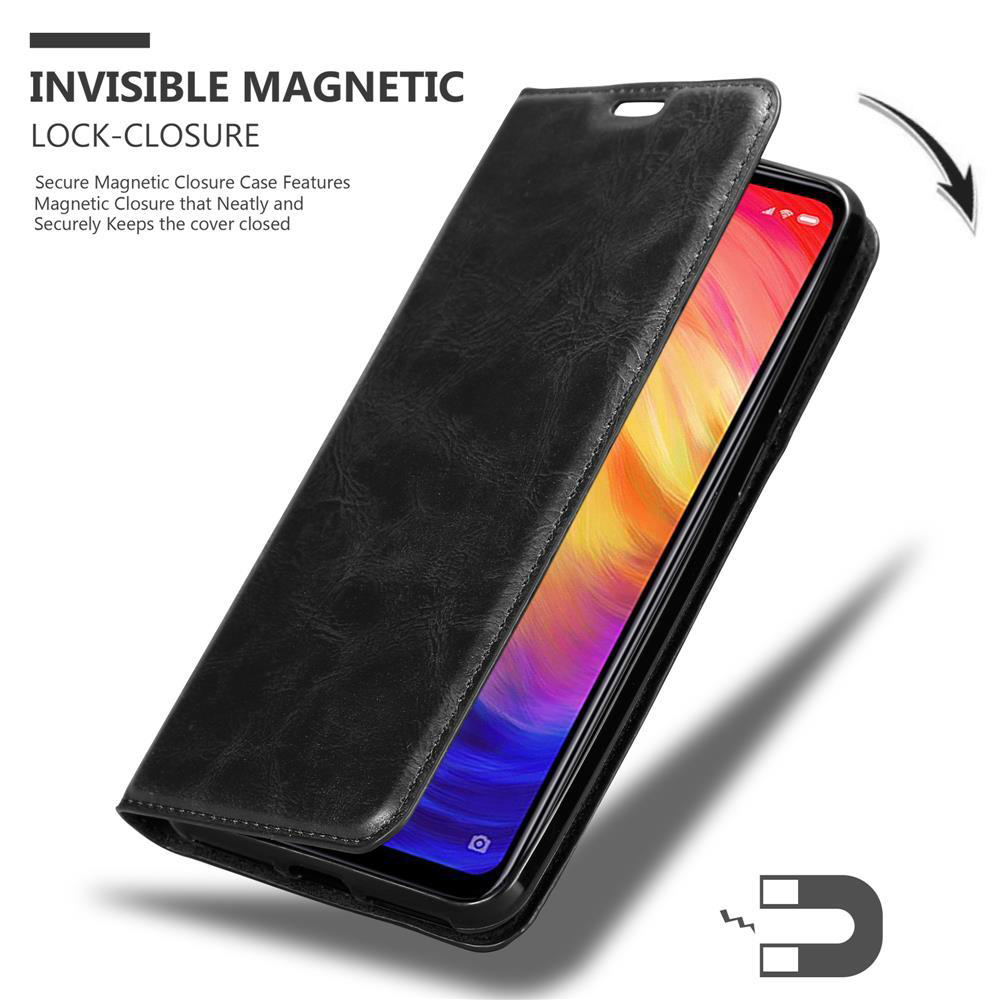 Schwarze Leder-Handyhülle mit Magnetverschluss, Telefonbildschirm sichtbar.