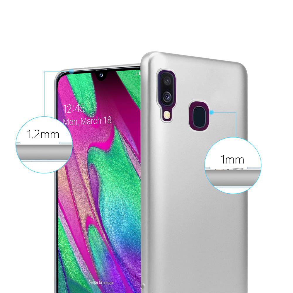 Eine silberne Handyhülle mit einem Telefon darin. Das Telefon zeigt die Uhrzeit: 12:45. Text: 1,2 mm & 1 mm.