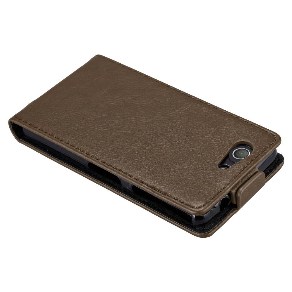 Funda de cuero marrón. El teléfono está dentro y la funda parcialmente abierta.