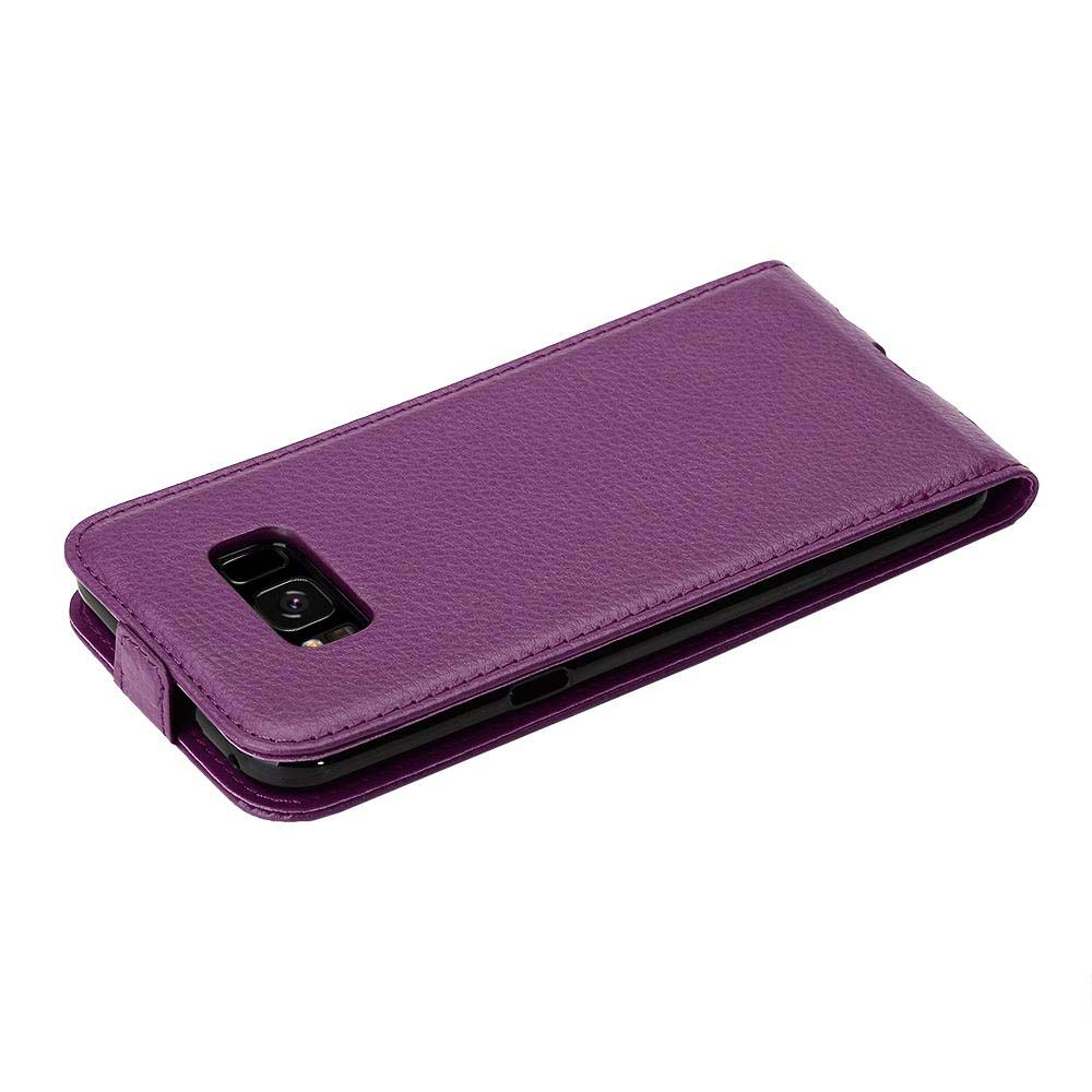 Custodia per telefono in pelle viola. Telefono parzialmente inserito. Bordi neri e obiettivo della fotocamera.