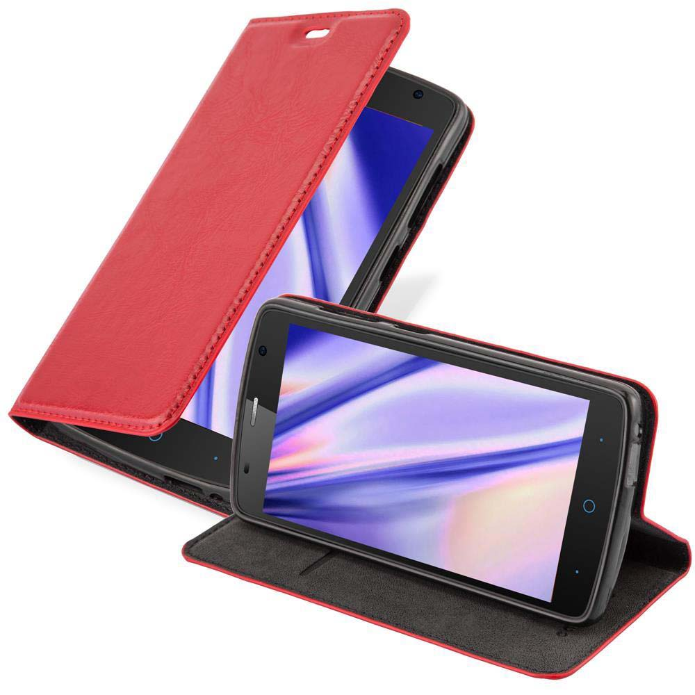 Dos teléfonos en fundas rojas. Uno está apoyado, el otro está tumbado. Ambos están sobre un fondo blanco.