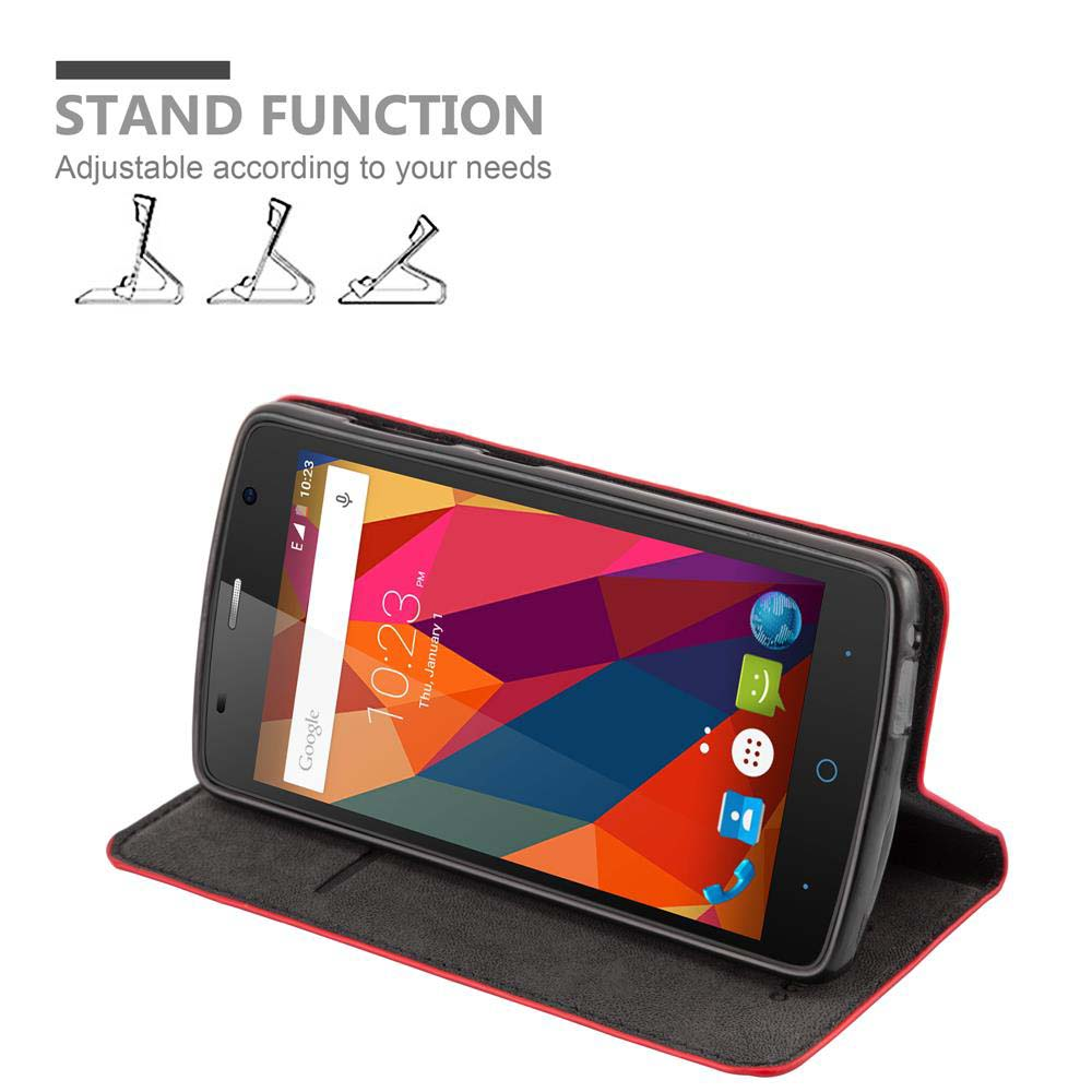 Teléfono en una funda, de pie. Cubierta roja, pantalla del teléfono visible. Función de soporte.