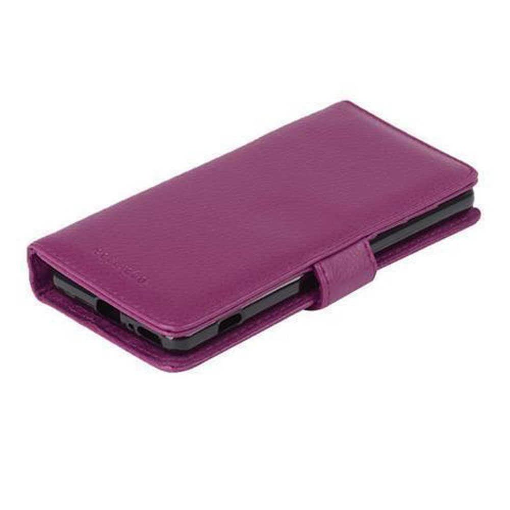 Se muestra una funda de teléfono de cuero púrpura. Está cerrada, con un cierre magnético, y parece estar vacía.
