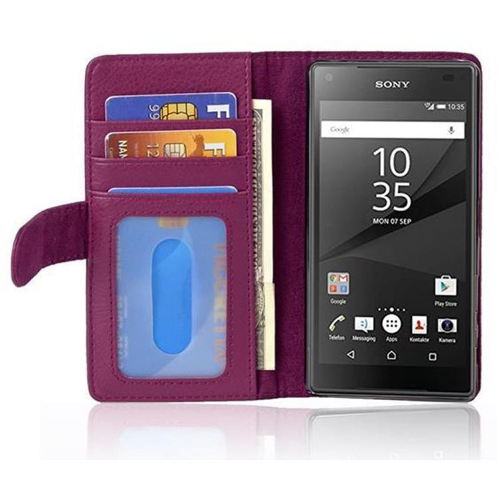Funda morada para teléfono con ranuras para tarjetas. El teléfono muestra la hora y las aplicaciones. Tarjetas y dinero en la funda.