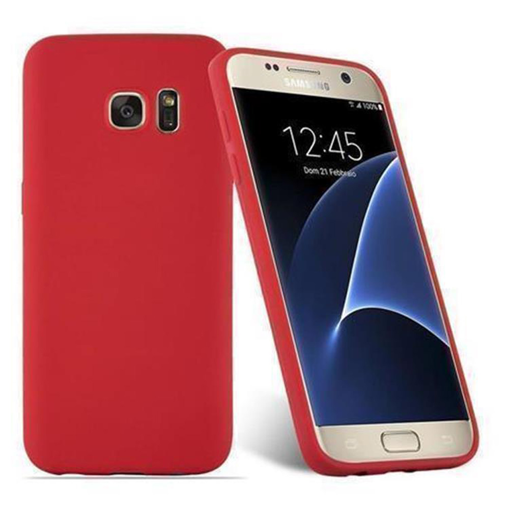 Una custodia rossa accanto a un telefono con schermo curvo e display blu, che mostra l'ora.