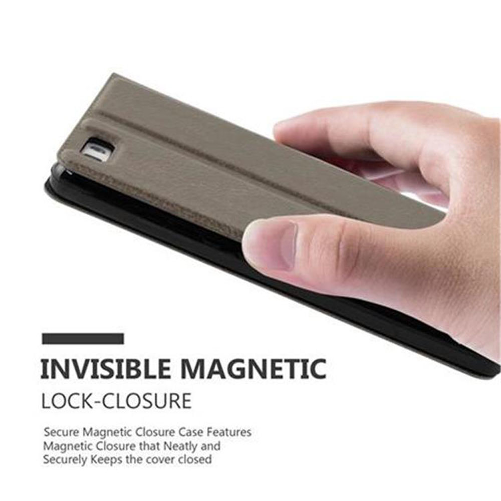 Mano sosteniendo funda gris con cierre magnético invisible.