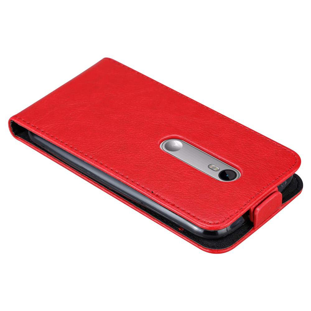 Funda de teléfono roja con teléfono dentro, abierta en ángulo.