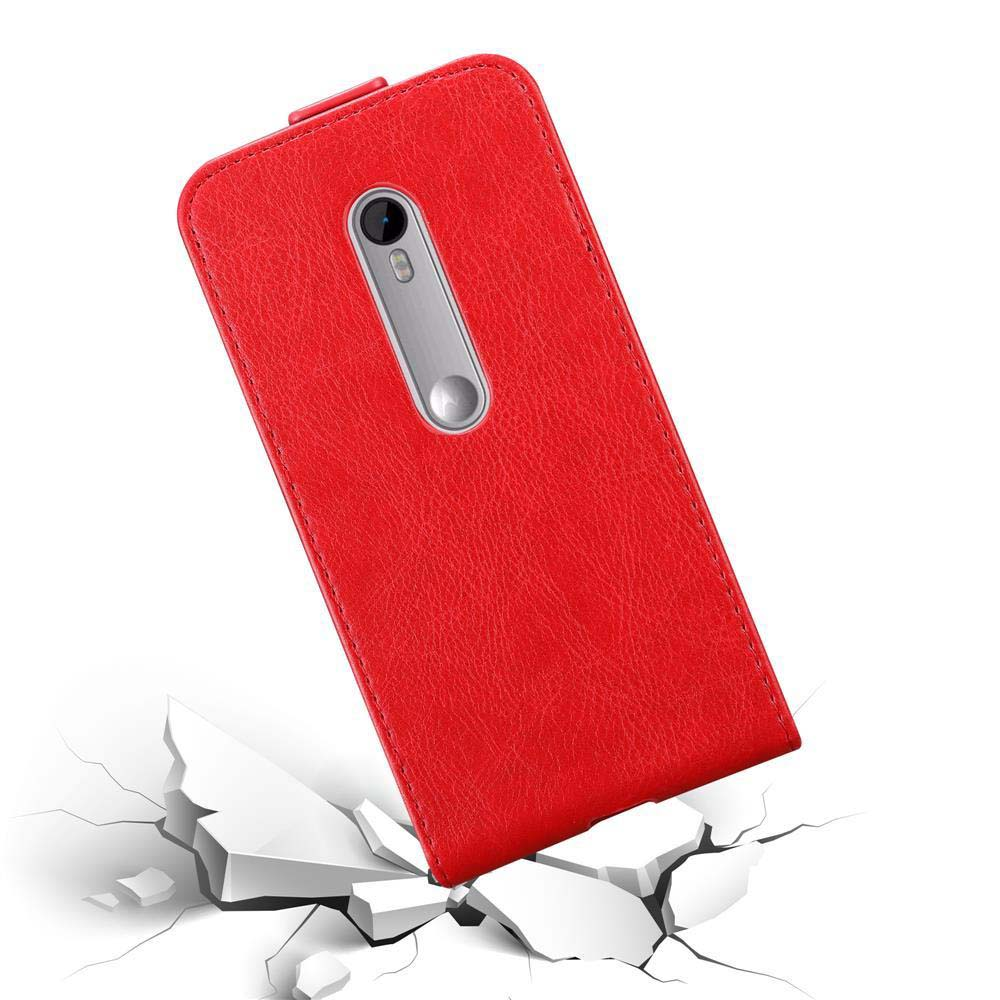 Una funda roja para teléfono. Parece estar cayendo sobre hormigón agrietado. Fondo blanco.