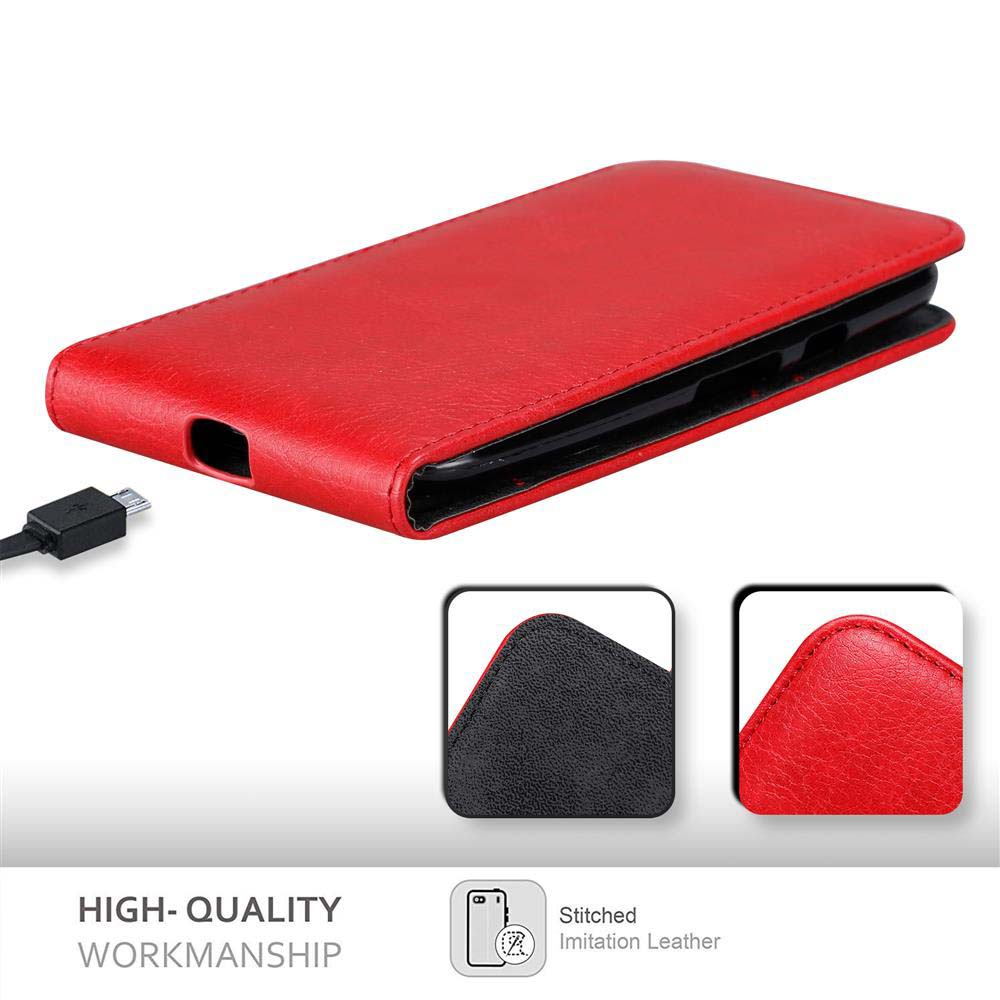Funda de teléfono de cuero rojo, abierta. Muestra el teléfono en la funda. Cable USB al lado. Texto: Mano de obra de alta calidad.