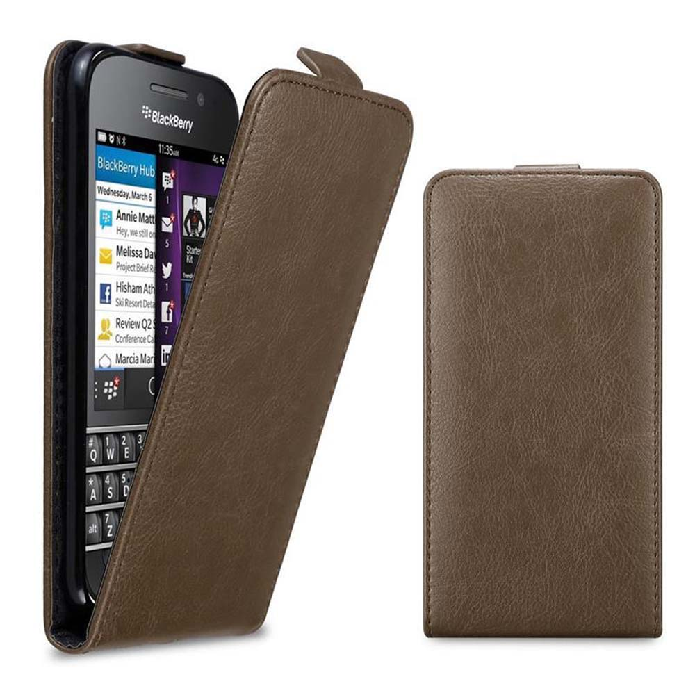 Telefono BlackBerry in una custodia a libro marrone aperta. Schermo del telefono visibile. Sfondo bianco. Testo e icone presenti.