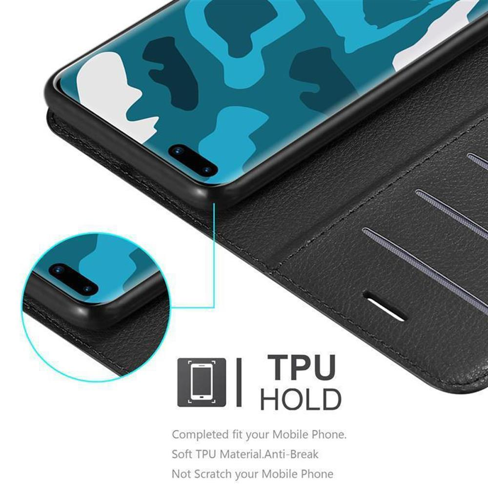 Un telefono nero in una custodia con schermo mimetico blu su una superficie nera.