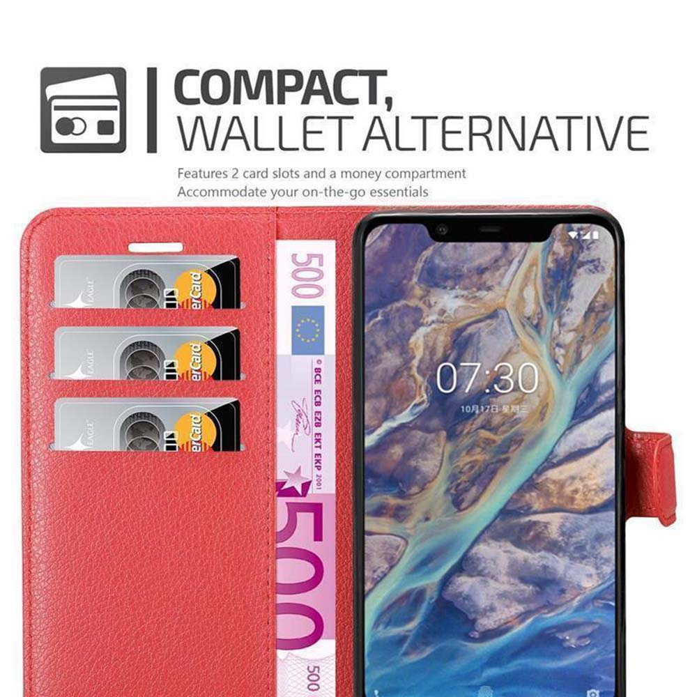 Custodia per telefono rossa con telefono e carte. Testo: Compatto, alternativa al portafoglio. Dispone di 2 slot per schede.