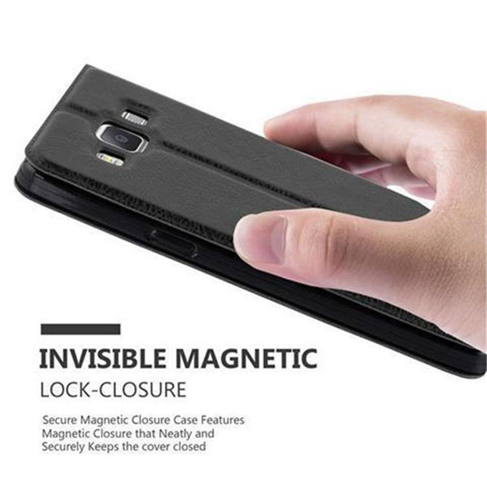 Mano che tiene una custodia nera. Il testo dice 'INVISIBLE MAGNETIC LOCK-CLOSURE'.