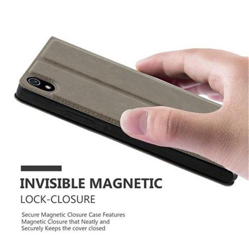 Mano sujetando una funda de teléfono. La funda es beige y el teléfono negro. Texto: cierre magnético invisible.