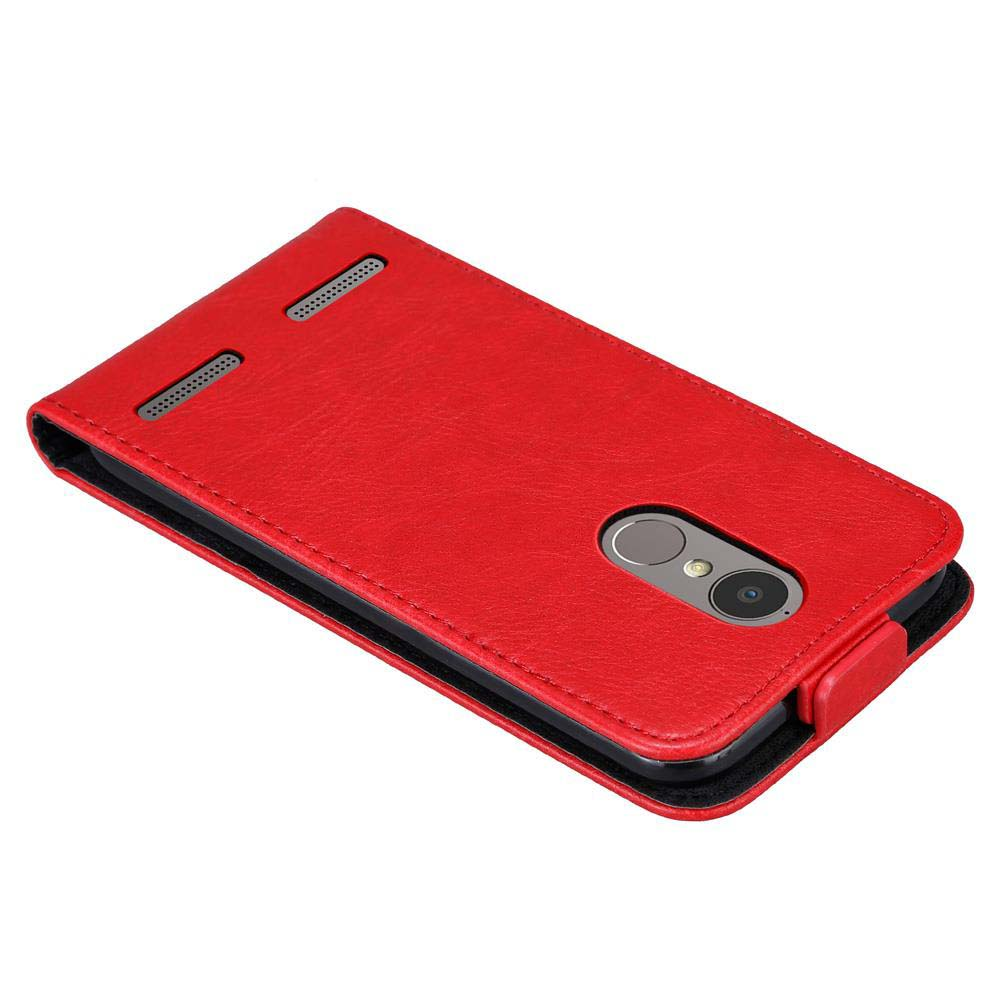Una funda roja para teléfono se muestra abierta. Está sobre un fondo blanco.
