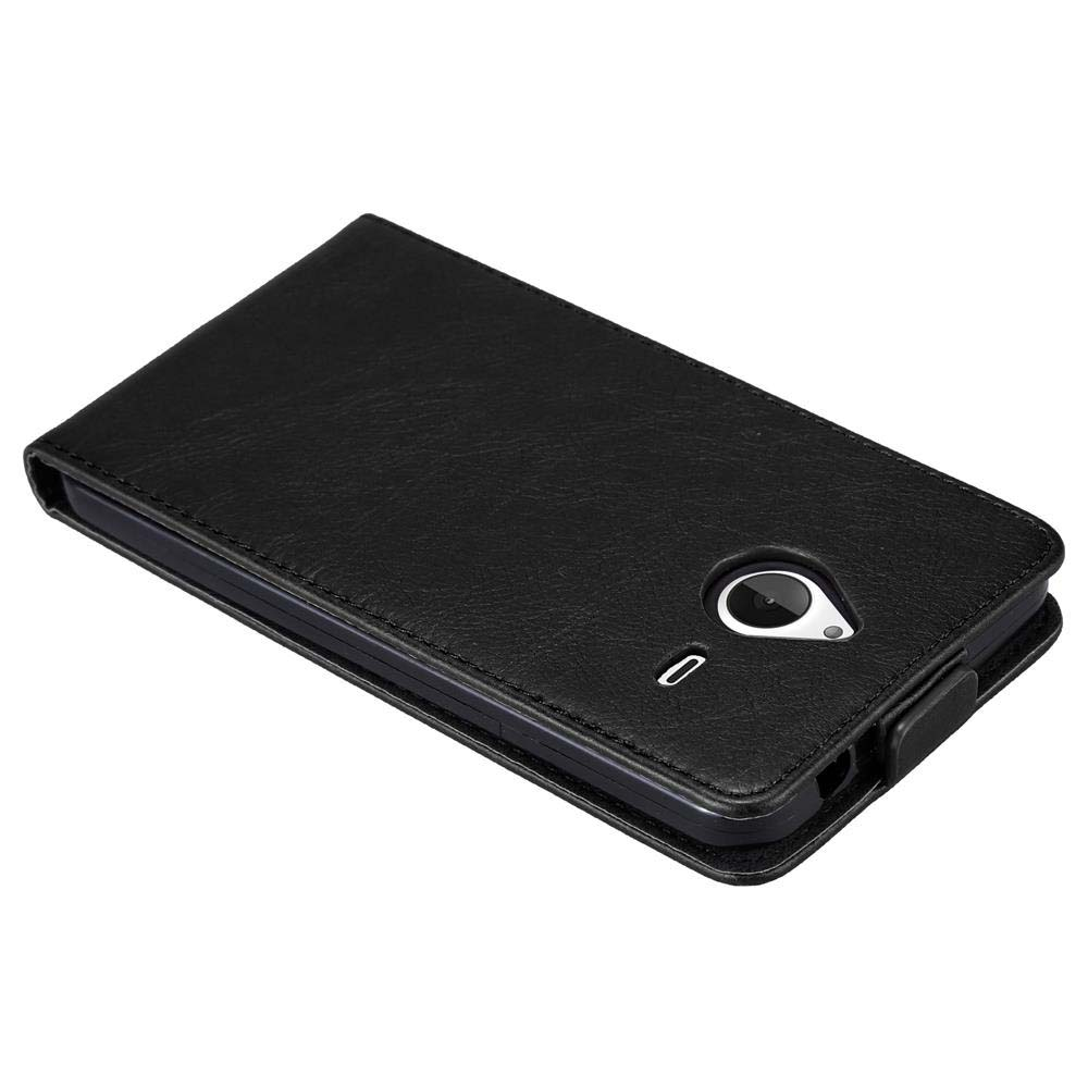 Custodia nera per telefono, chiusa e angolata, mostra foro fotocamera e chiusura magnetica.