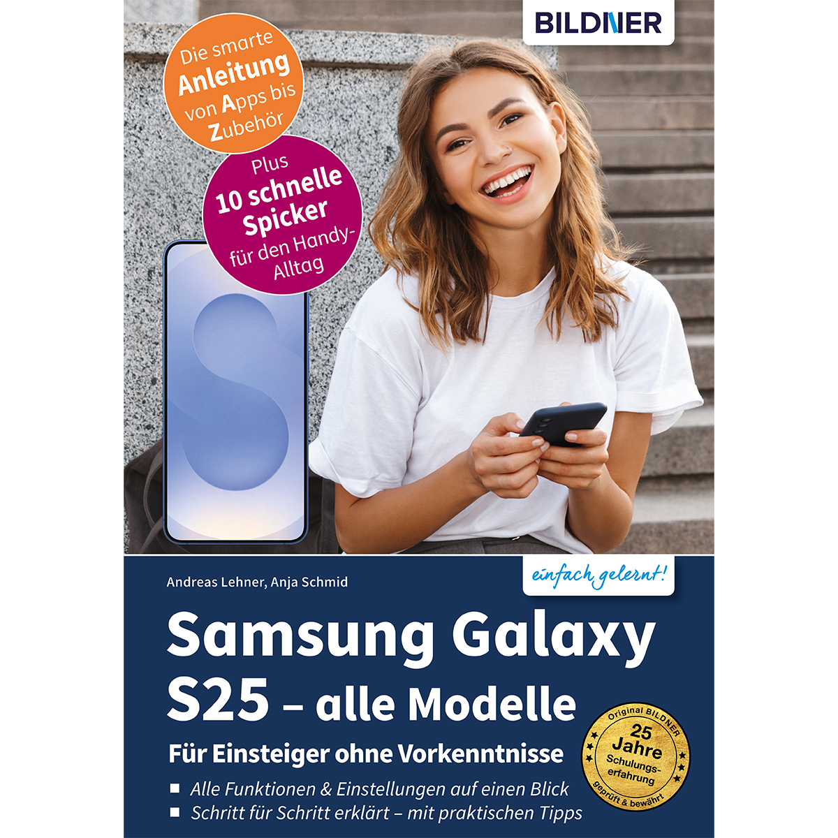 Eine lächelnde Frau hält ein Telefon neben einem Buch mit dem Titel 'Samsung Galaxy S25 - Alle Modelle'.