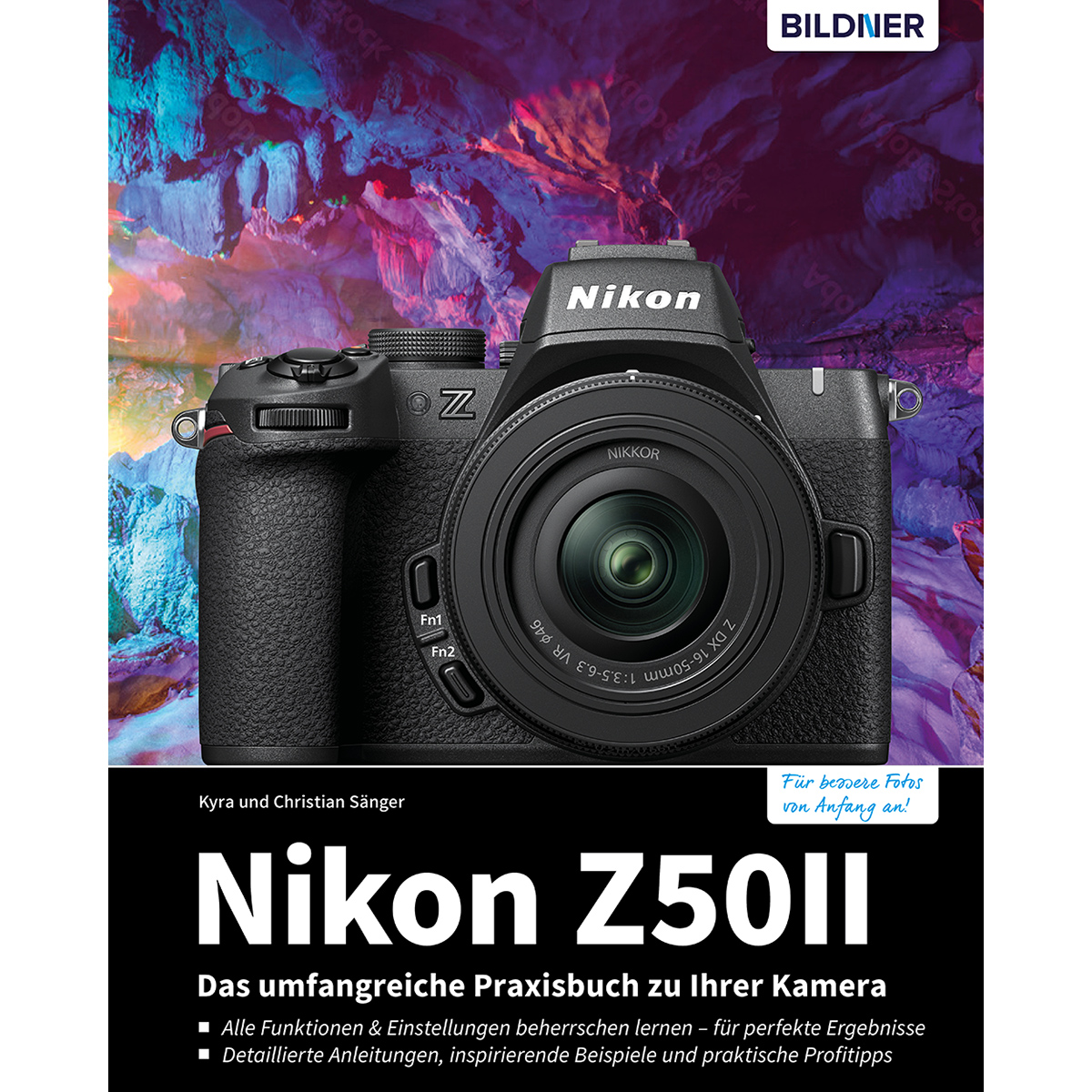 Schwarze Nikon-Kamera mit Objektiv auf einem Buchcover, mit farbenfrohem Hintergrund.