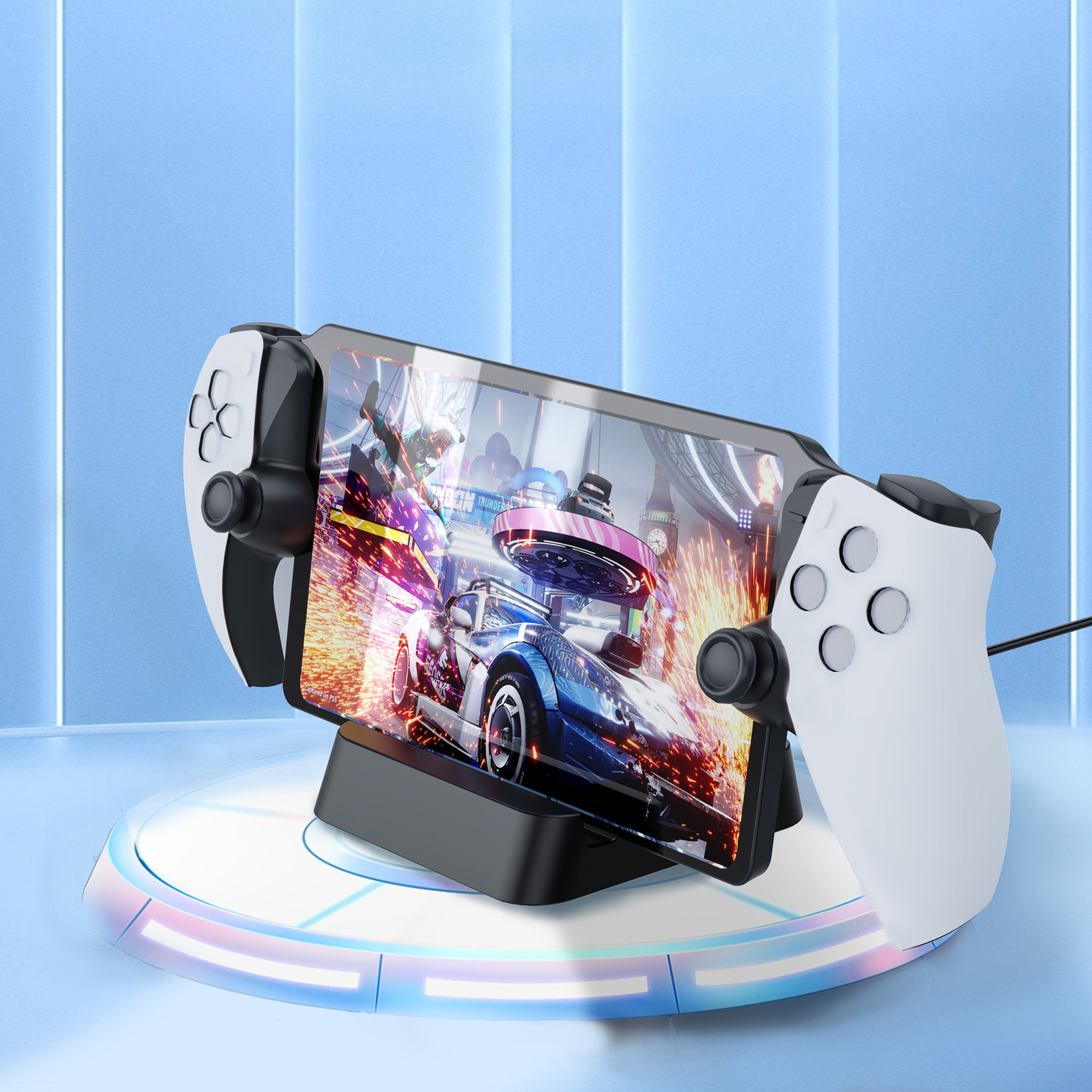 Mobiles Gaming-Setup. Telefon in einer Halterung mit angeschlossenen Controllern. Spielbildschirm zeigt ein Autorennen.