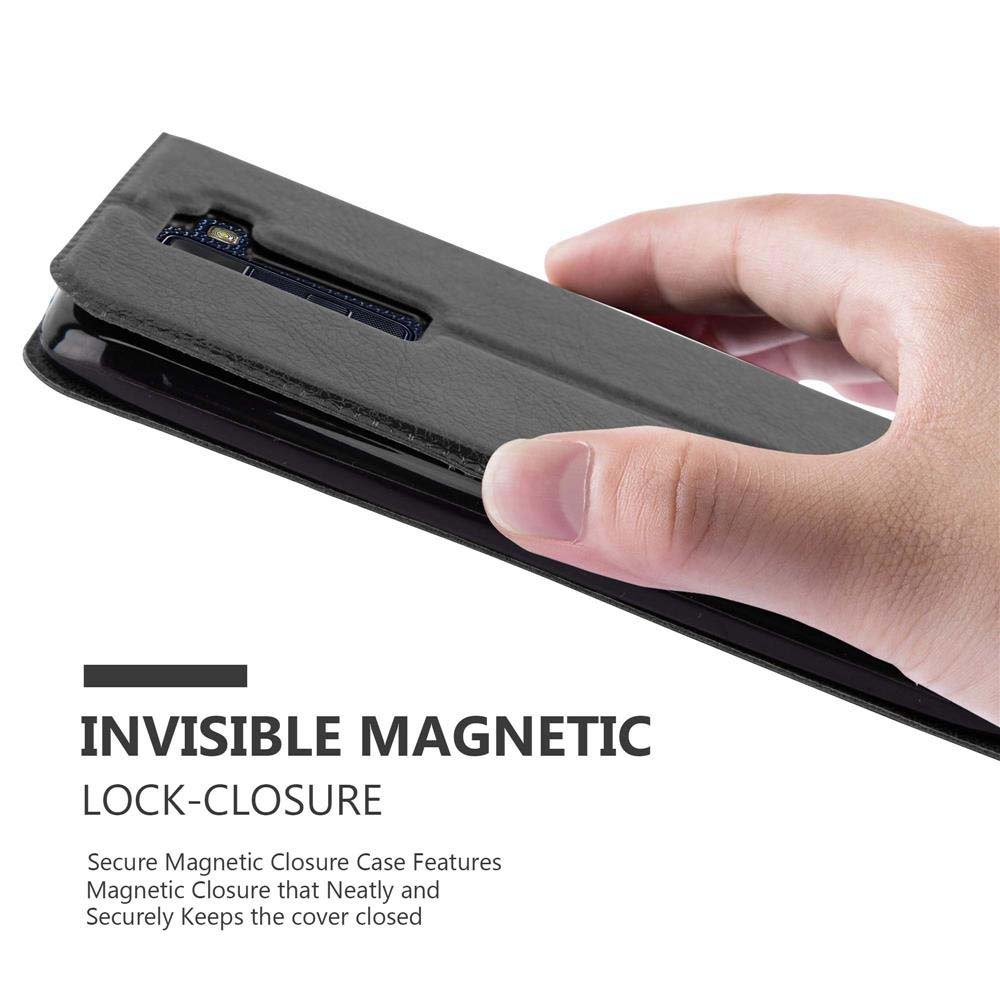 Hand hält eine Handyhülle, magnetischer Verschluss sichtbar.