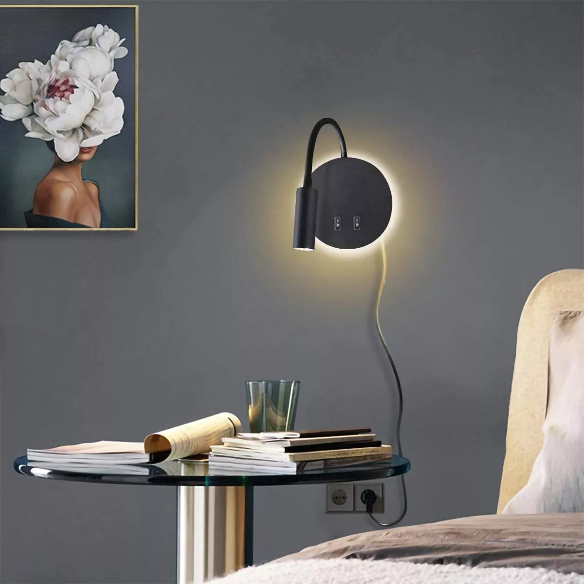 Moderne Wandleuchte mit einem Gemälde an der Wand und einem Tisch neben einem Bett.