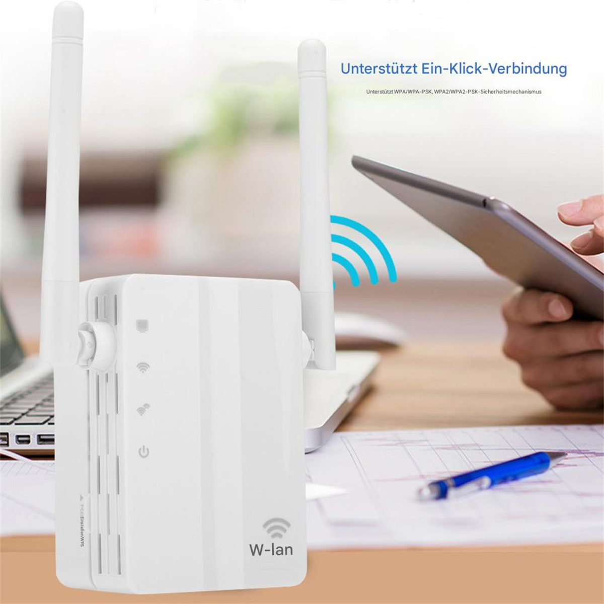 Ein weißer Router mit Antennen, ein Laptop und ein Tablet mit blauem Funksignal.