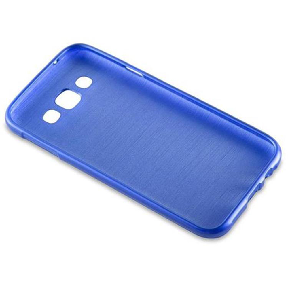 Blaue Kunststoff-Handyhülle. Merkmale Kamera- und Lautsprecherlöcher. Weißer Hintergrund.
