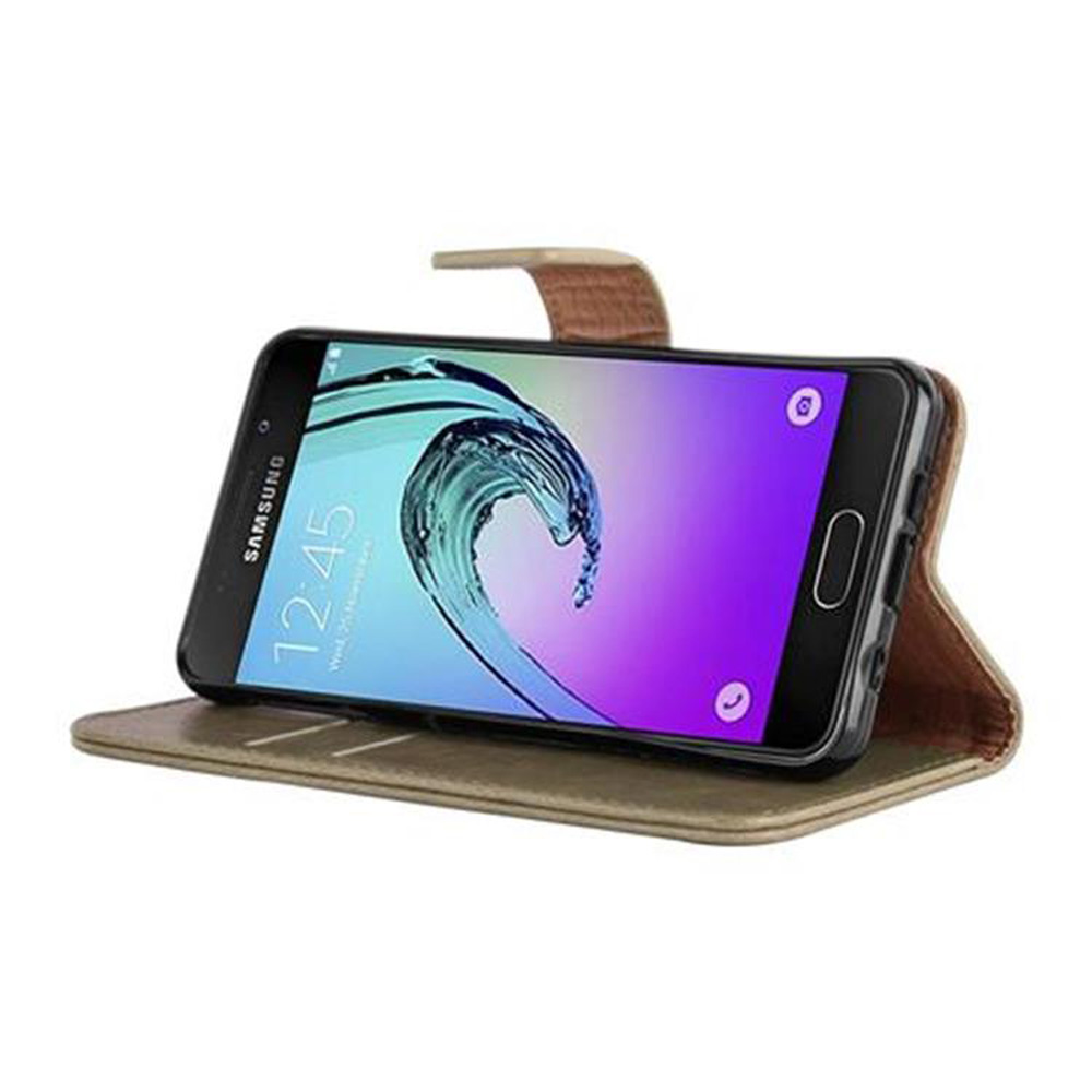 Smartphone en una funda marrón. El teléfono muestra la hora y una imagen. La funda está sobre una superficie blanca.