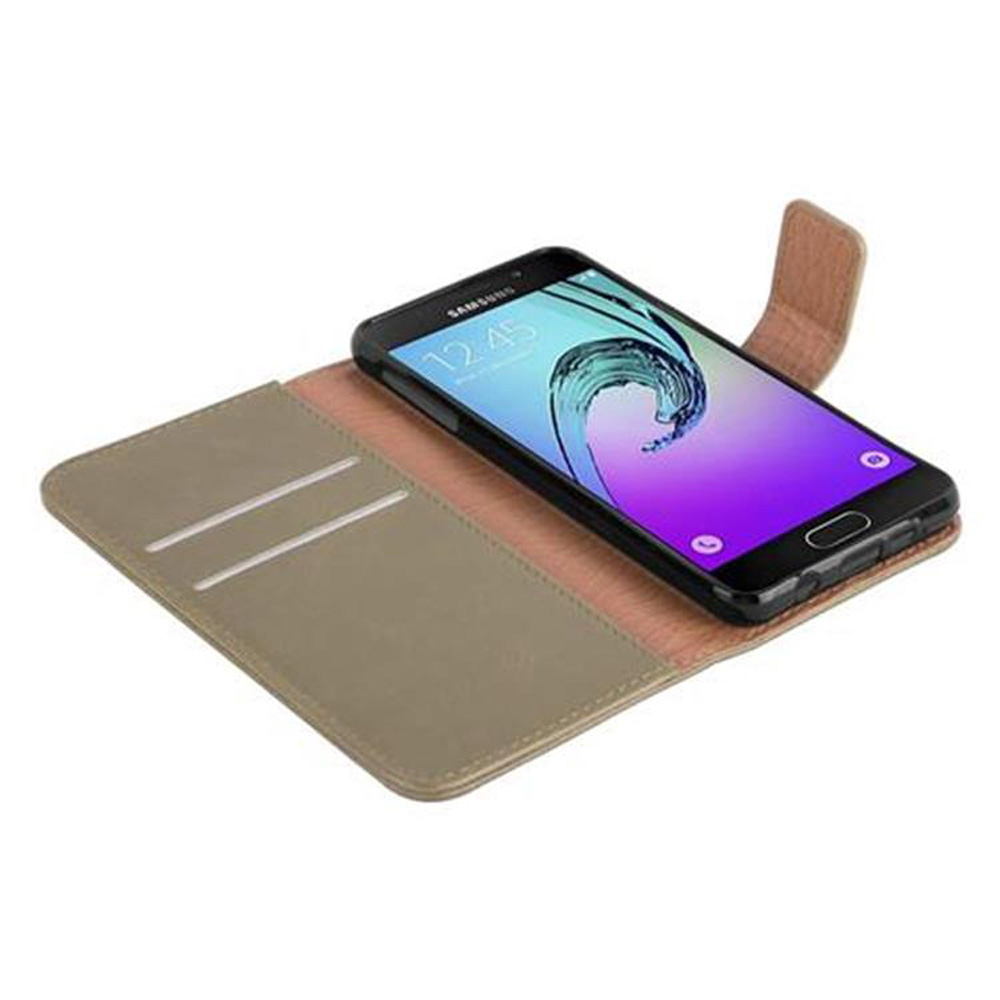 Un teléfono en una funda abierta muestra una pantalla. La funda es marrón y beige. El teléfono es negro.