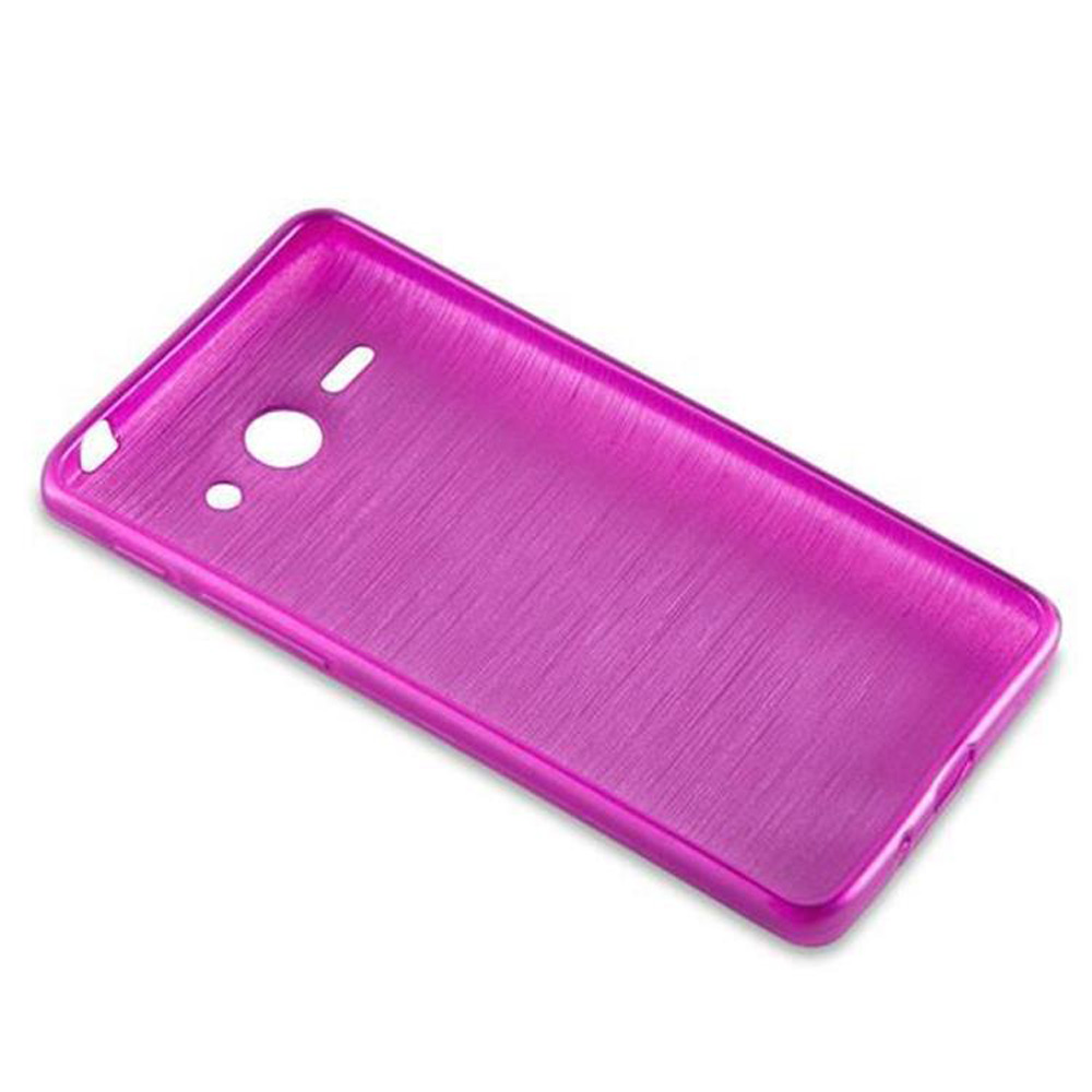 Custodia per telefono in plastica rosa. Fori per fotocamera e altoparlante. Sfondo bianco.