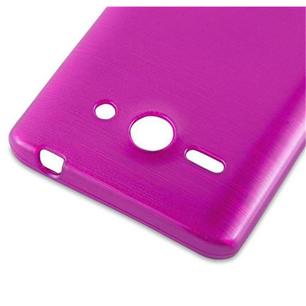 Primo piano di una custodia per telefono rosa con ritagli per fotocamera e porte.