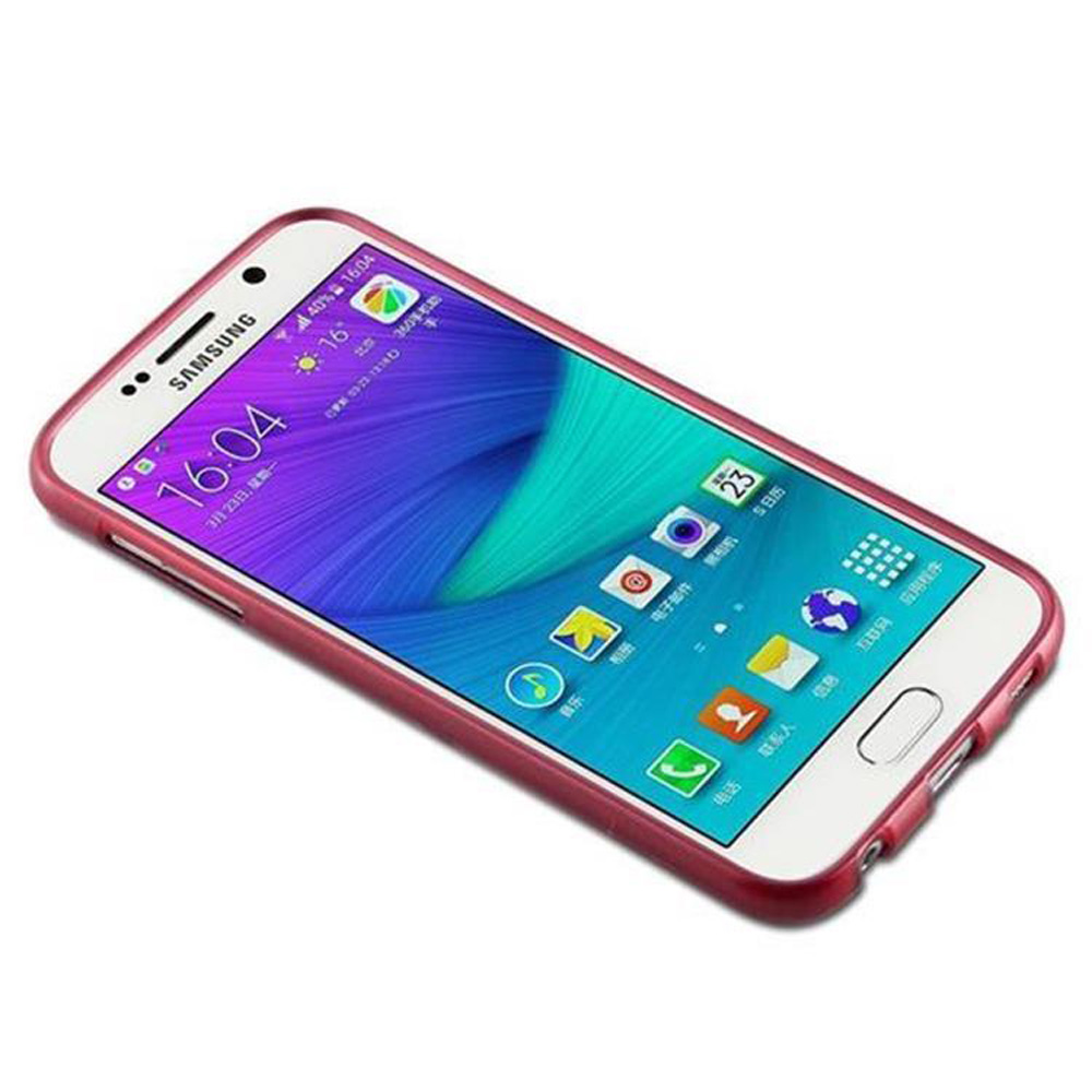 Un telefono Samsung con custodia rossa. Lo schermo mostra icone e ora. Il telefono è su una superficie bianca.