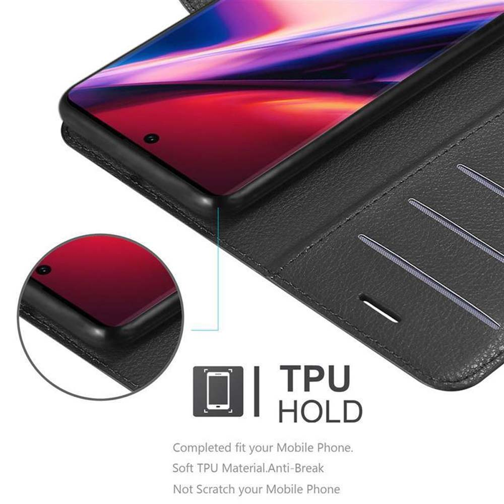 Telefono in custodia, nero e rosso. Custodia con slot per carte. Testo: TPU HOLD. Custodia nera, interno rosso.