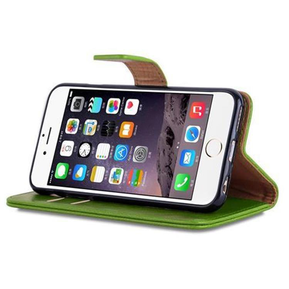 Telefono bianco in una custodia a libro verde, con app visibili sullo schermo.