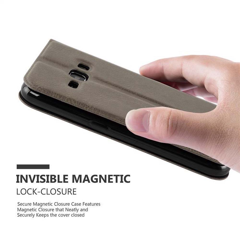 Mano che tiene un telefono in una custodia marrone. La custodia ha una chiusura magnetica.