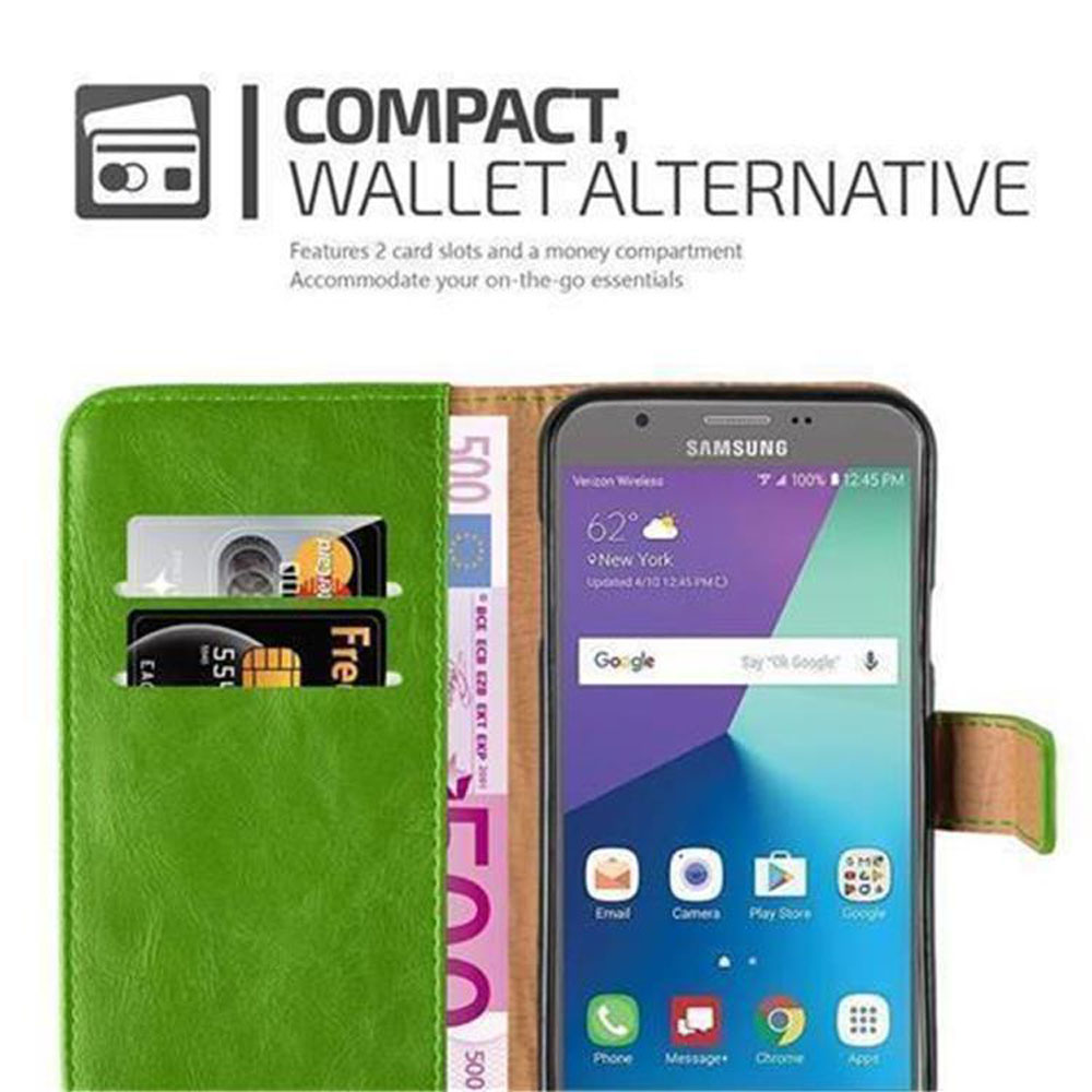 Funda verde con tarjetas y dinero. Pantalla del teléfono muestra Google. Fondo blanco.