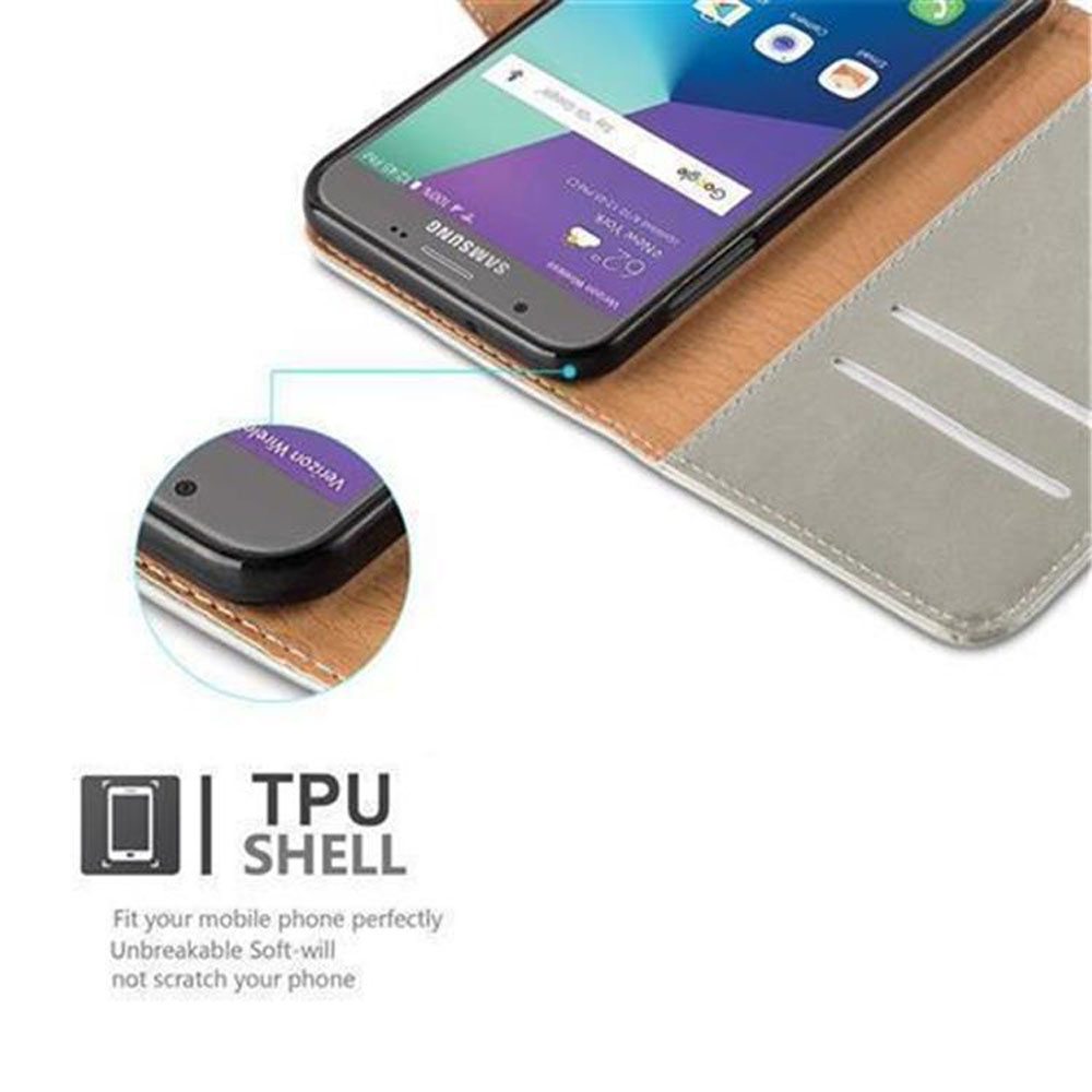Se muestra un teléfono en su funda. La funda es gris y marrón. La pantalla del teléfono está encendida.