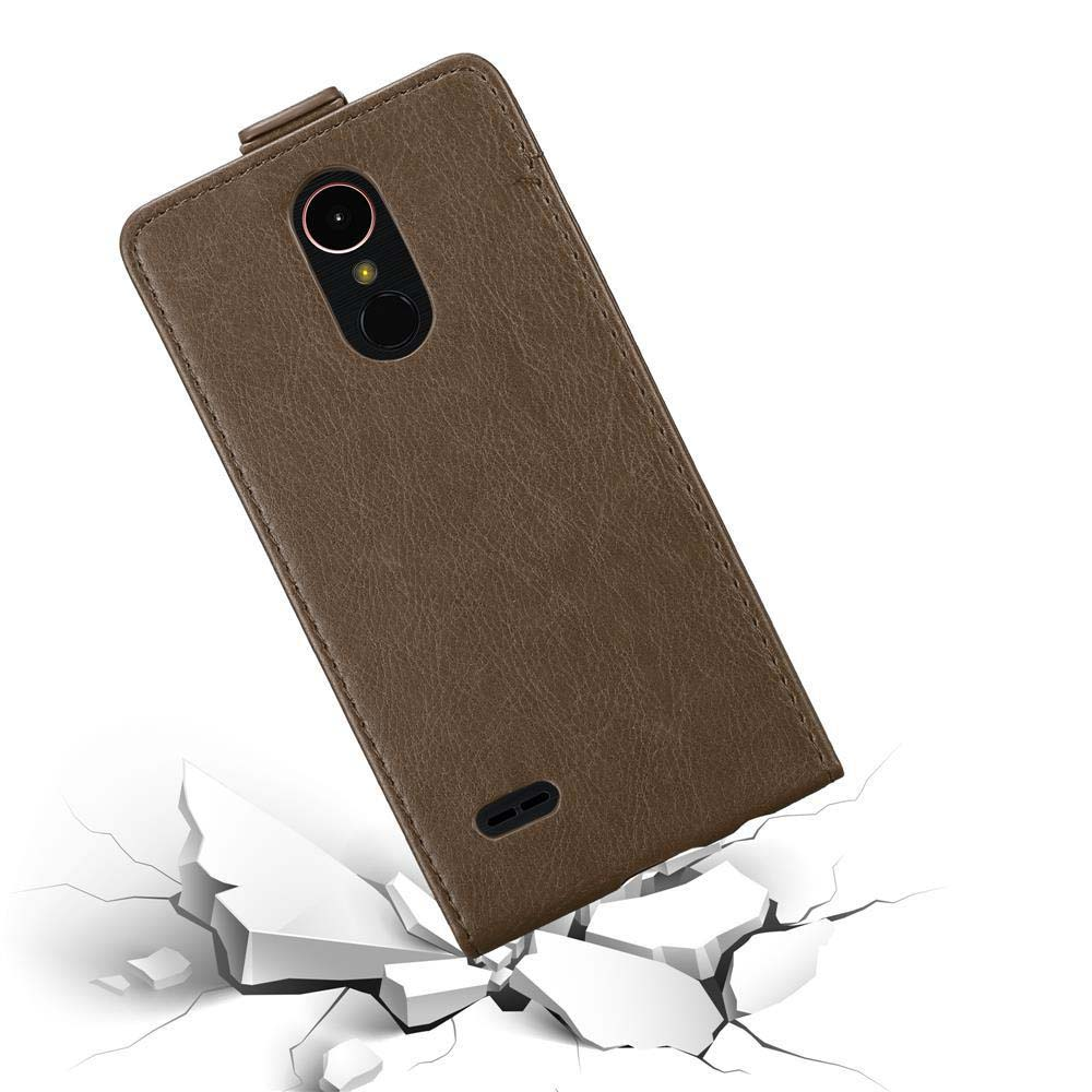 Braune Leder-Handyhülle, abgewinkelt, mit einem Riss am Boden. Die Hülle hat ein Telefon.