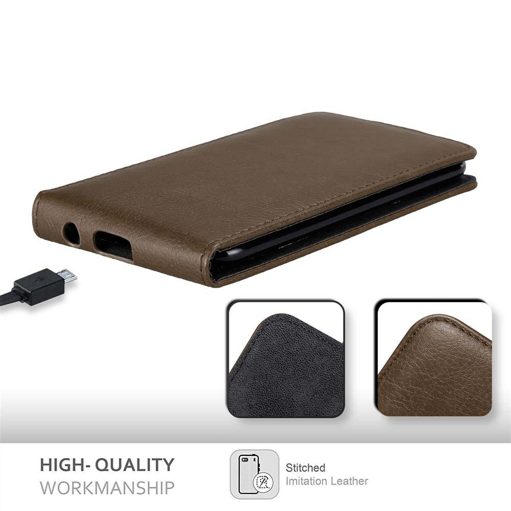 Eine braune Leder-Handyhülle, ein schwarzes USB-Kabel und zwei Einsätze mit Nähten und Kunstlederdetails.